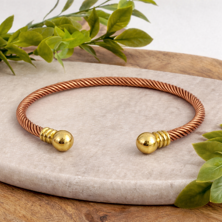 Kobber- og messingflettet klemarmbånd med endekugler - Armbånd fra Ayurveda Specialist B.V. hos The Prince Webshop