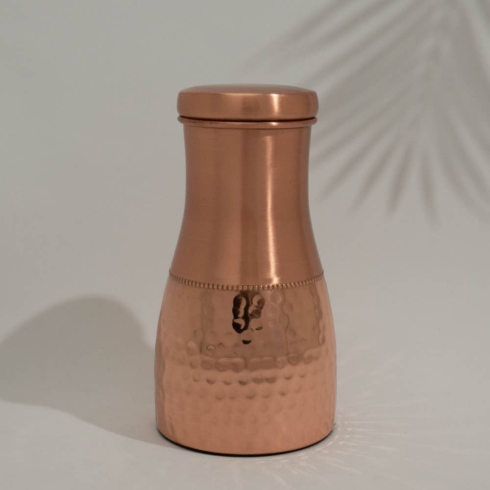 Ren kobberkaraffel halvt hamret med låg ± 950 ml kande - Bartender Gear fra Ayurveda Specialist B.V. hos The Prince Webshop