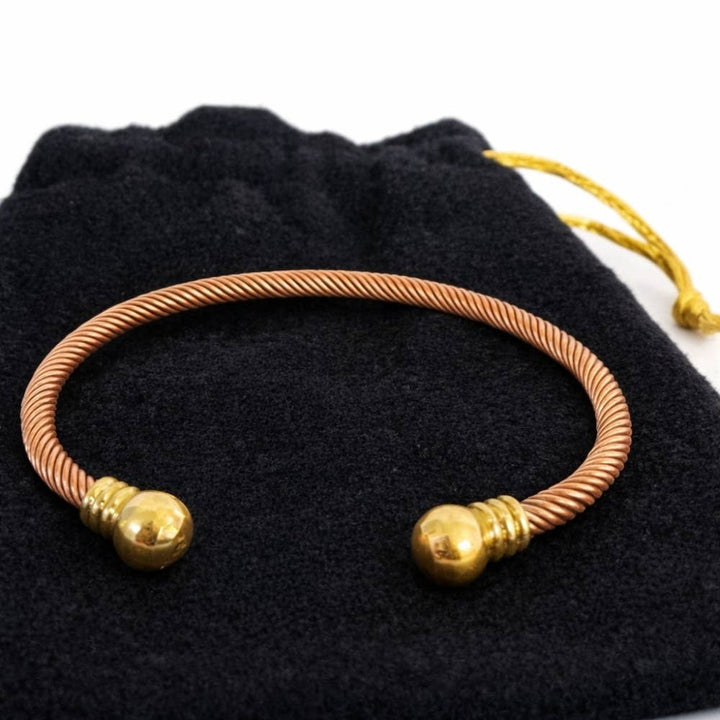 Kobber- og messingflettet klemarmbånd med endekugler - Armbånd fra Ayurveda Specialist B.V. hos The Prince Webshop