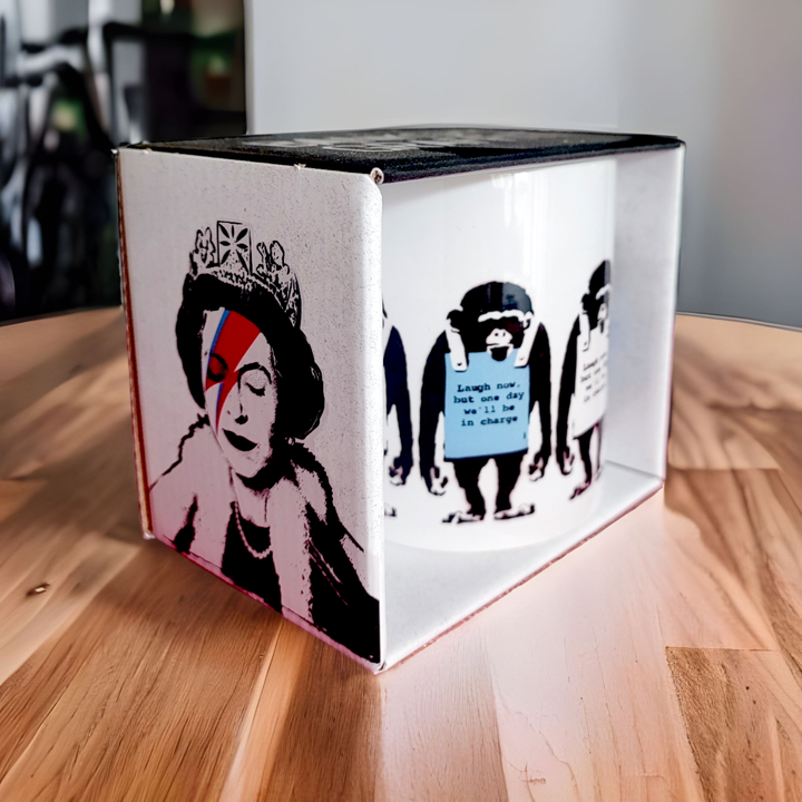 Banksy Ceramic Mug 325ml - Laugh Now - Krus fra Banksy's Grafitti hos The Prince Webshop