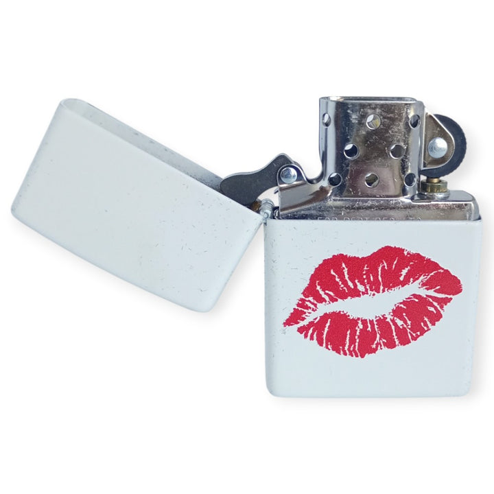 Zippo 60007372 Kiss Design Lighter - Zippo Lighter fra Zippo hos The Prince Webshop