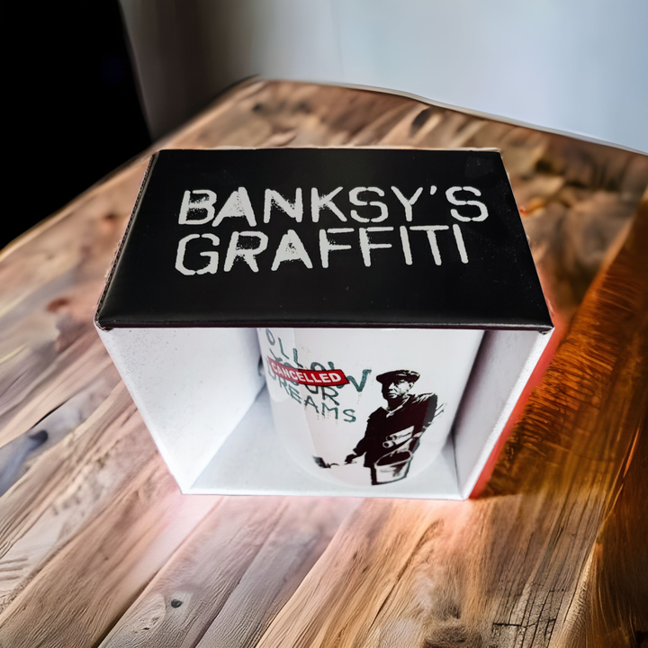 Banksy Ceramic Mug 325ml - Follow Your Dreams - Krus fra Banksy's Grafitti hos The Prince Webshop