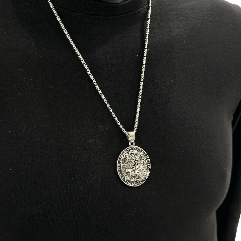Vikinge Fenris vedhæng i rustfrit stål med kæde - guld eller sølv - Halskæde fra BYREN | ÉLINE L'ATELIER hos The Prince Webshop