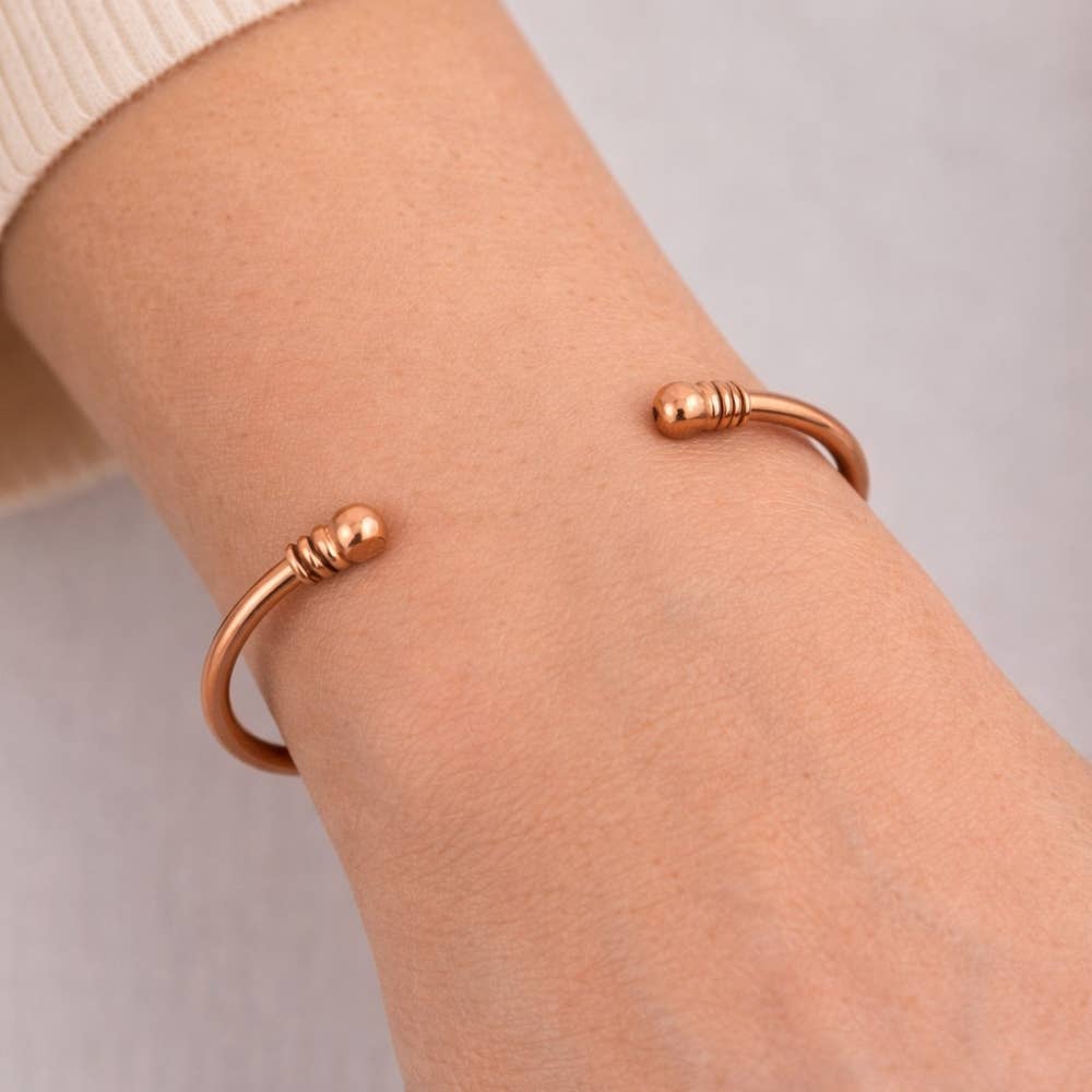 Glatpoleret armbånd i kobber med klemme og endekugler - Armbånd fra Ayurveda Specialist B.V. hos The Prince Webshop