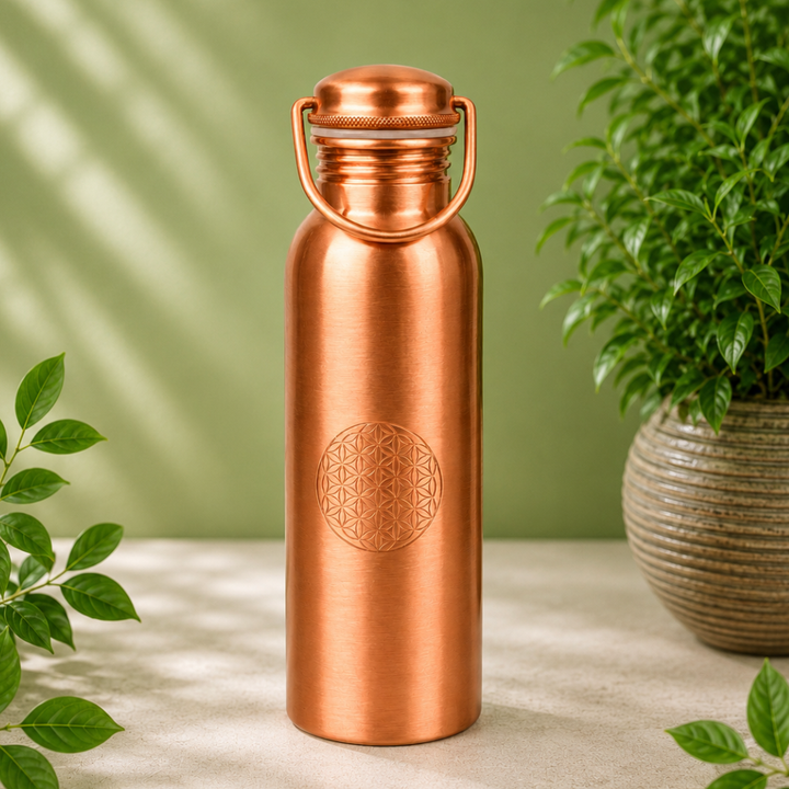 Ren kobbervandsflaske Livets blomst med håndtag – 750 ml -  fra Ayurveda Specialist B.V. hos The Prince Webshop