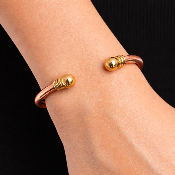 Kobber- og messingflettet klemarmbånd med endekugler - Armbånd fra Ayurveda Specialist B.V. hos The Prince Webshop
